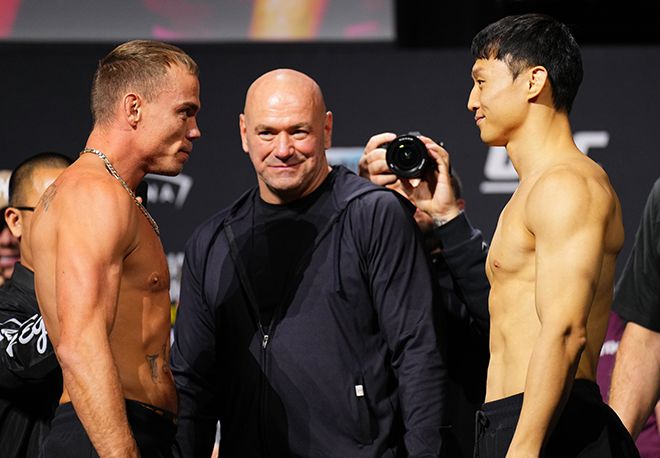 UFC 페더급 비공식 26위 네이트 랜드웨어(왼쪽)가 UFC 310 공개 계체 행사에서 UFC 페더급 공식랭킹 11위 출신 최두호와 마주 보고 있다. 가운데는 데이나 화이트 UFC 회장. 사진=TKO