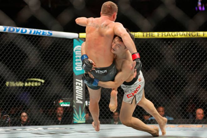 최두호가 UFC 310 메인카드 제1경기에서 네이트 렌드웨어를 넘어뜨리고 있다. 사진=TKO