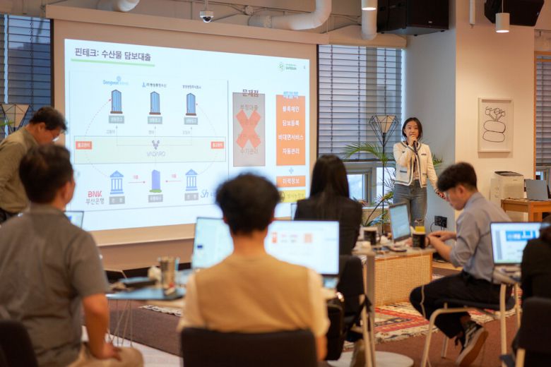 부산 핀테크 허브에서 한 창업자가 사업 모델을 발표하고 있다.  부산시