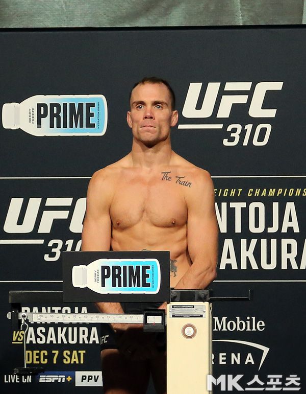 네이트 랜드웨어가 UFC 310 계체를 통과하고 있다. 사진=김재호 특파원