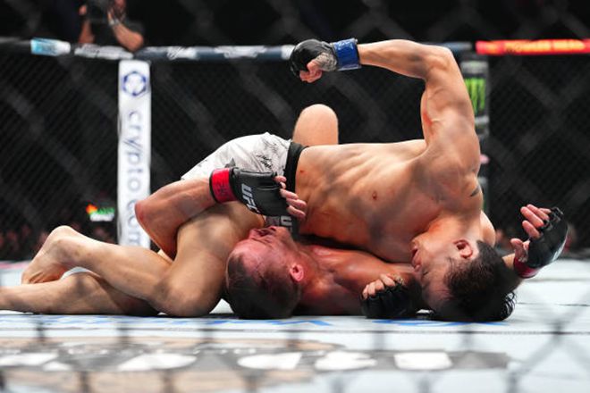 최두호가 UFC 310 메인카드 제1경기에서 네이트 렌드웨어를 그래플링으로 제어하고 있다. 사진=TKO