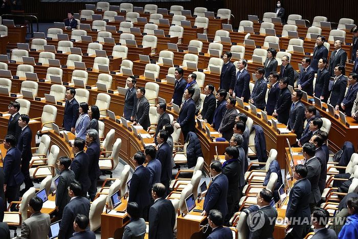 국회 본회의장에서 여당 의원들을 부르고 있는 야당 의원들. [사진출처 = 연합뉴스]