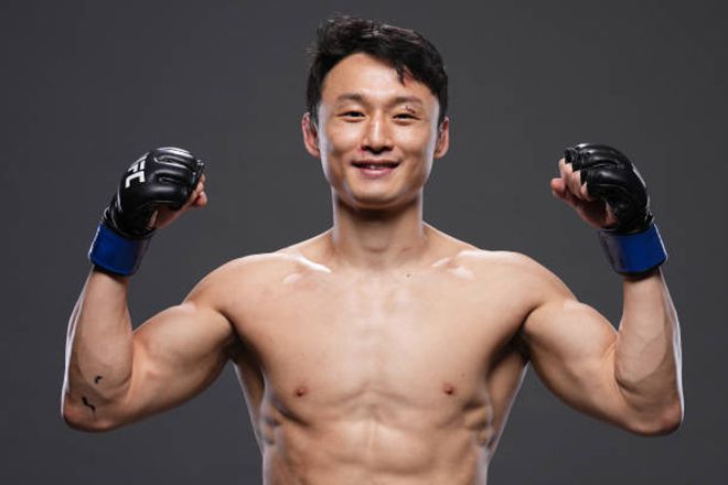 최두호가 UFC 310 메인카드 제1경기 승리 기념 촬영을 하고 있다. 사진=TKO