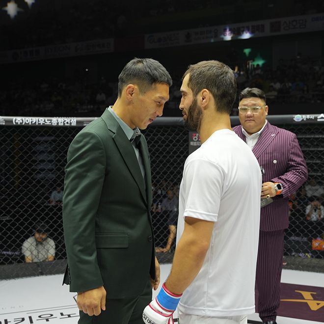 아시아아마추어복싱선수권 2위 멘겐초오시 난딘예르데네(왼쪽)와 러시아종합격투기연맹 전국선수권 1위 카밀 마고메도프가 로드FC 제2회 글로벌 토너먼트 4강 진출 후 마주 보고 있다. 오른쪽 뒤는 일본 무사시배 검도 대회 챔피언 출신 야쿠자 김재훈. 사진=세계격투스포츠협회
