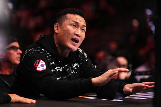 정찬성이 UFC 310 메인카드 제1경기 세컨드로서 최두호한테 페이스 조절을 요구하고 있다. 사진=TKO