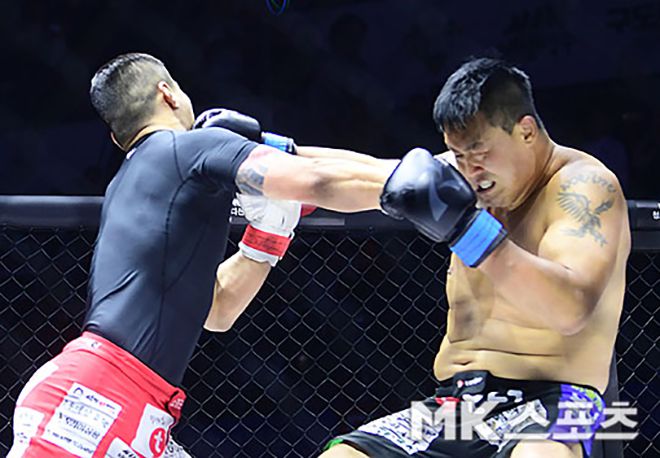 황인수(왼쪽)가 로드FC 킥복싱 경기에서 받아치는 주먹으로 명현만을 때리고 있다. 사진=김영구 기자