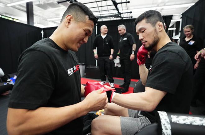 홍준영(오른쪽)이 ‘코리안 좀비’ 정찬성 도움을 받으며 Road to UFC 시즌3 페더급 준준결승을 준비하고 있다. 사진=TKO