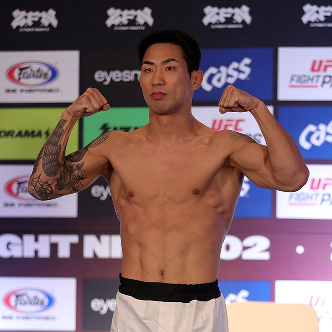 박찬수가 호텔 마리나베이 서울 아라 ZFN 2 코메인이벤트 공개 계체 촬영에 응하고 있다. 사진=이교덕 격투기 전문기자 제공