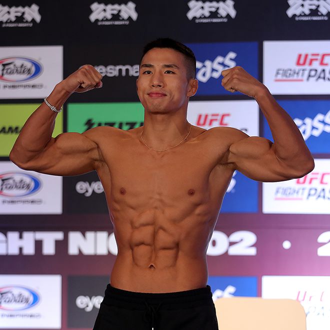 윤창민이 호텔 마리나베이 서울 아라 ZFN 2 코메인이벤트 공개 계체 촬영에 응하고 있다. 사진=이교덕 격투기 전문기자 제공