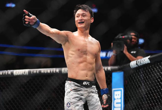 최두호가 UFC 310 메인카드 제1경기 승리 후 기뻐하고 있다. 사진=TKO