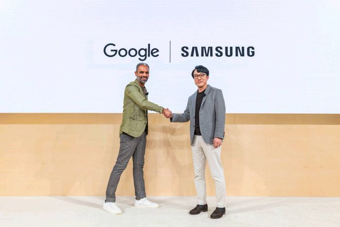 12일(현지시간) 미국 뉴욕 구글 캠퍼스에서 진행된 ‘XR 언락(XR Unlocked)’ 행사에서 삼성전자 MX사업부 개발실장 최원준 부사장과 구글 안드로이드 에코시스템 부문 사미르 사맛(Sameer Samat) 사장이 악수를 나누는 모습  [사진 제공 = 삼성전자]