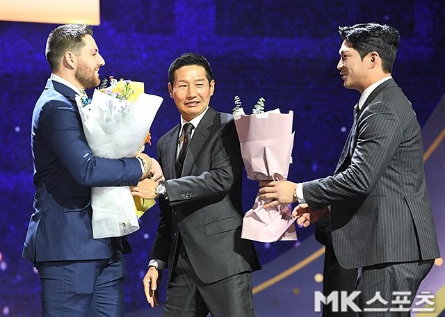 오스틴이 염경엽 감독, 오지환으로부터 축하를 받고있다. 사진(코엑스)=천정환 기자