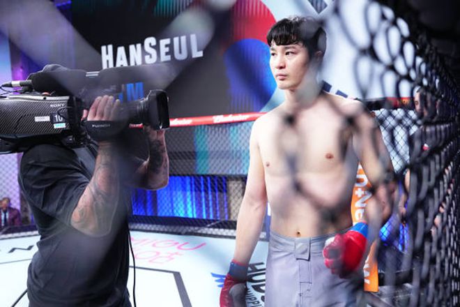 김한슬이 Road to UFC 시즌3 웰터급 원매치 시작을 기다리고 있다. 사진=TKO