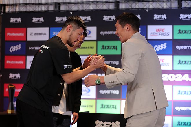 홍준영(왼쪽)과 멘겐초오시 난딘예르데네가 호텔 마리나베이 서울 아라 ZFN 2 UFC 파이트 패스 제2경기 공개 계체 행사에서 악수하며 웃고 있다. 뒤는 정찬성 대표. 사진=이교덕 격투기 전문기자 제공