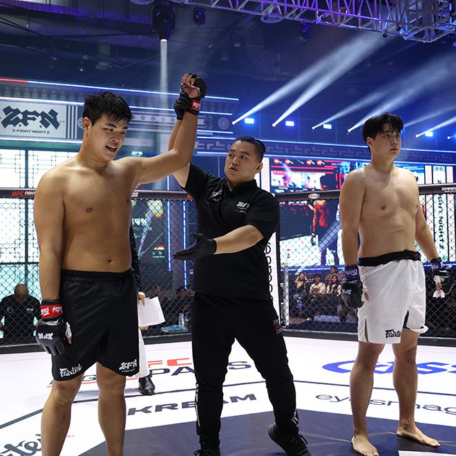 이재형(오른쪽)이 ZFN2 언더카드 제2경기 패배 선언을 듣고 있다. 사진=MCP ECC 제공