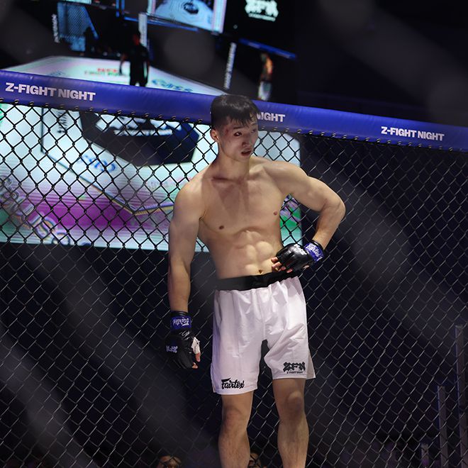 장윤성이 ZFN 2 메인카드 제4경기 라운드 시작에 앞서 지친 표정을 짓고 있다. 사진=MCP ECC 제공