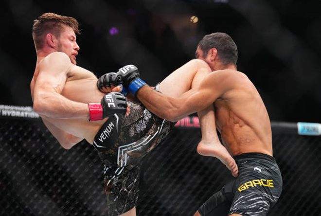 UFC 페더급 공식랭킹 13위 브라이스 미첼이 크론 그레이시를 공격하고 있다. 사진=TKO