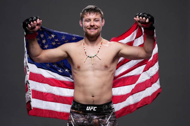 페더급 공식랭킹 13위 브라이스 미첼이 UFC 310 메인카드 제2경기 승리 기념 촬영을 하고 있다. 사진=TKO