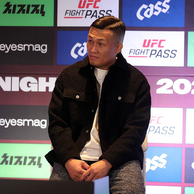 정찬성 대표가 호텔 마리나베이 서울 아라 ZFN 2 공개 계체 행사를 지켜보고 있다. 사진=이교덕 격투기 전문기자 제공