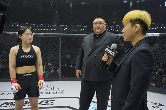 잠정 챔피언 박정은(오른쪽)이 제3대 로드FC 아톰급 챔피언 결정전 상대로 확정된 신유진(왼쪽)에게 얘기하고 있다. 가운데는 일본 무사시배 검도 대회 챔피언 출신 야쿠자 김재훈. 사진=세계격투스포츠협회