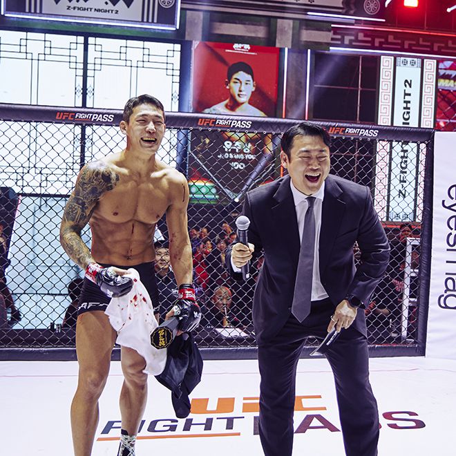 유주상(왼쪽)이 ZFN 2 메인카드 제5경기 승리 인터뷰에서 웃고 있다. 이번 대회는 UFC 파이트 패스로 세계 200여 나라에 생중계됐다. 사진=MCP ECC 제공