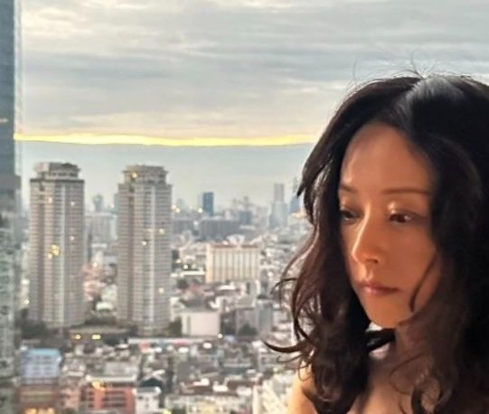 서정희는 머리카락을 무심하게 풀은 모습으로 자연스러운 매력을 발산했다.사진=서정희 SNS