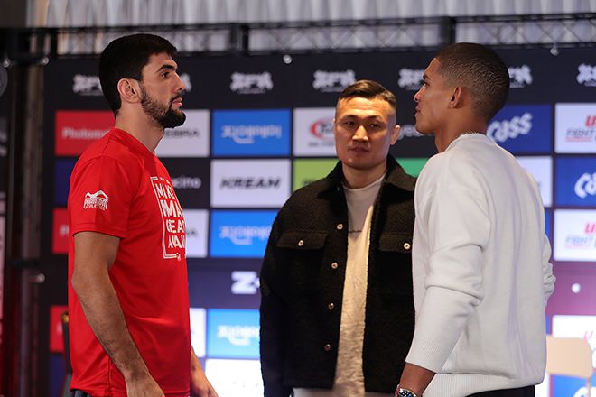 마테우스 카밀루(오른쪽)가 도롭쇼흐 나보토프와 호텔 마리나베이 서울 아라 ZFN 2 UFC 파이트 패스 제3경기 공개 계체 행사에서 마주 보고 있다. 가운데는 정찬성 대표. 사진=이교덕 격투기 전문기자 제공