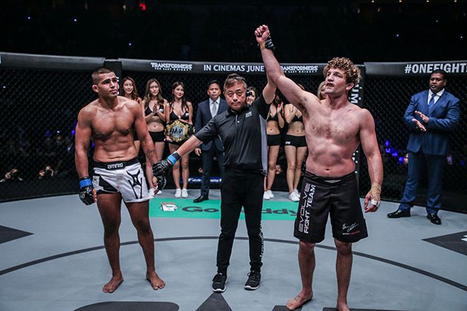 아길란 타니(왼쪽)가 2017년 5월 원챔피언십 웰터급 타이틀매치 패배 선언을 받고 있다. 사진=Group One Holdings Pte. Ltd.