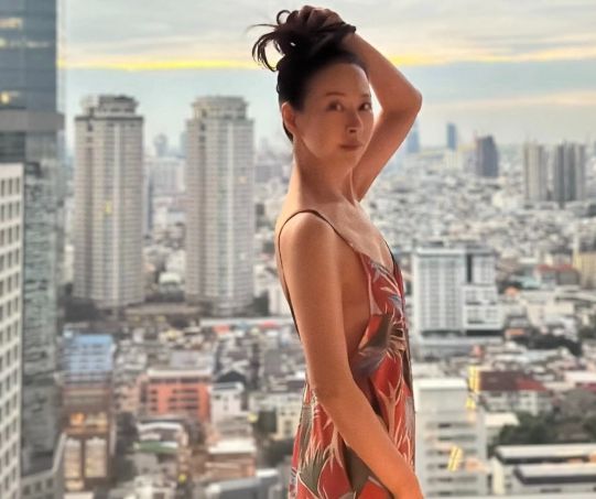 얇은 스트랩과 몸에 딱 맞는 실루엣이 서정희의 슬림한 몸매를 강조하며, 62세라는 나이가 믿기지 않는 완벽한 비율을 드러냈다.