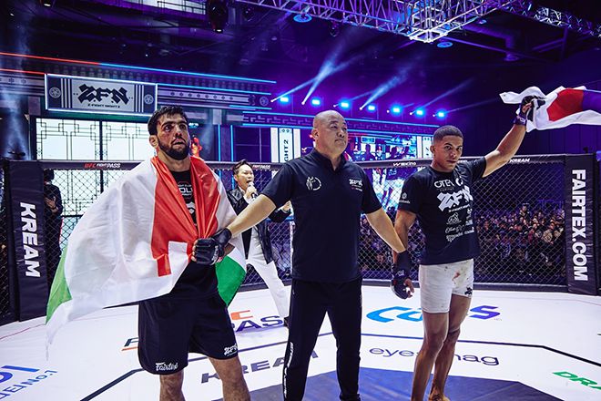 태극기를 든 마테우스 카밀루(오른쪽)가 ZFN 2 UFC 파이트 패스 제3경기 승리 선언을 기다리고 있다. 왼쪽은 도롭쇼흐 나보토프. 사진=MCP ECC 제공