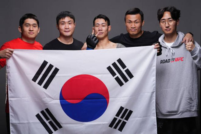 최승국(가운데)이 2022년 10월 Road to UFC 시즌1 결승 진출 기념 촬영을 하고 있다. 오른쪽에서 2번째가 ‘코리안좀비 MMA’ 정찬성 관장. 사진=TKO