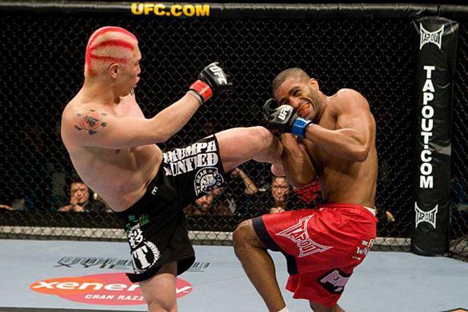초난 료(왼쪽)가 2008년 12월 UFC 92에서 공격하고 있다. 사진=TKO