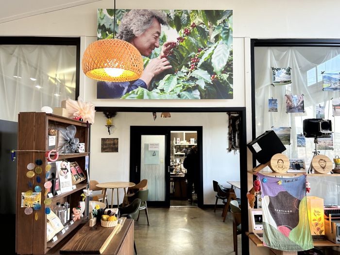 김철웅 대표의 사진이 걸린 산티아고 카페 내부 / 사진= 박한나 여행+ 기자