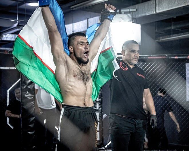 옷키르베크 쇼드모노프(왼쪽)가 옥타곤 승리 후 기뻐하고 있다. 사진=OCTAGON