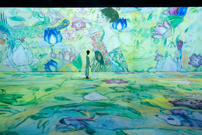 ‘구스타프 클림트: 타임리스 뷰티’가 열리고 있는 서울 중구 그라운드시소 명동 전시장에서 1억850만달러 경매 기록을 세운 클림트의 유작 ‘부채를 든 여인’(1918)이 초대형 미디어 아트로 공간을 채우고 있다. 미디어앤아트