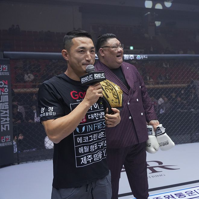 양지용(앞)이 제2회 로드FC 글로벌 토너먼트 결승 참가 각오를 밝히고 있다. 뒤는 일본 무사시배 검도 대회 챔피언 출신 야쿠자 김재훈. 사진=세계격투스포츠협회