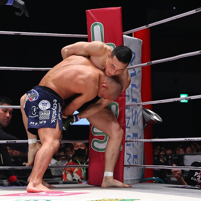 양지용이 2024년 4월 라이진 46 링 구석에 몰려 레슬링 수비를 하고 있다. 사진=RIZIN FF