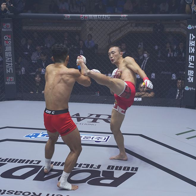 김수철(오른쪽)이 제2회 로드FC 글로벌 토너먼트 준결승에서 김현우를 공격하고 있다. 사진=세계격투스포츠협회