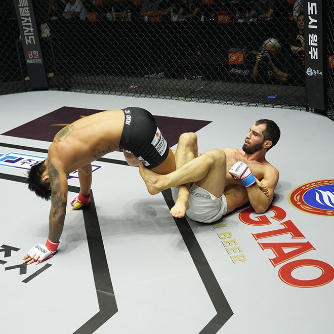 카밀 마고메도프가 로드FC 제2회 글로벌 토너먼트 라이트급 8강전에서 하체 관절기를 구사하고 있다. 사진=세계격투스포츠협회