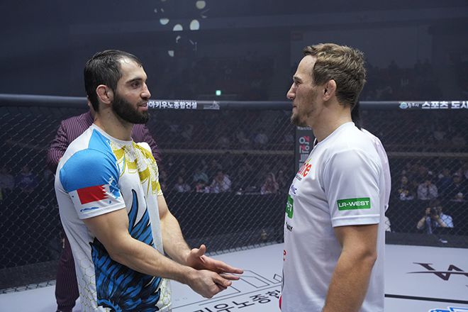 카밀 마고메도프(왼쪽)와 아르투르 솔로비예프가 제2회 로드FC 글로벌 토너먼트 라이트급 결승 진출 후 마주 보고 있다. 사진=세계격투스포츠협회