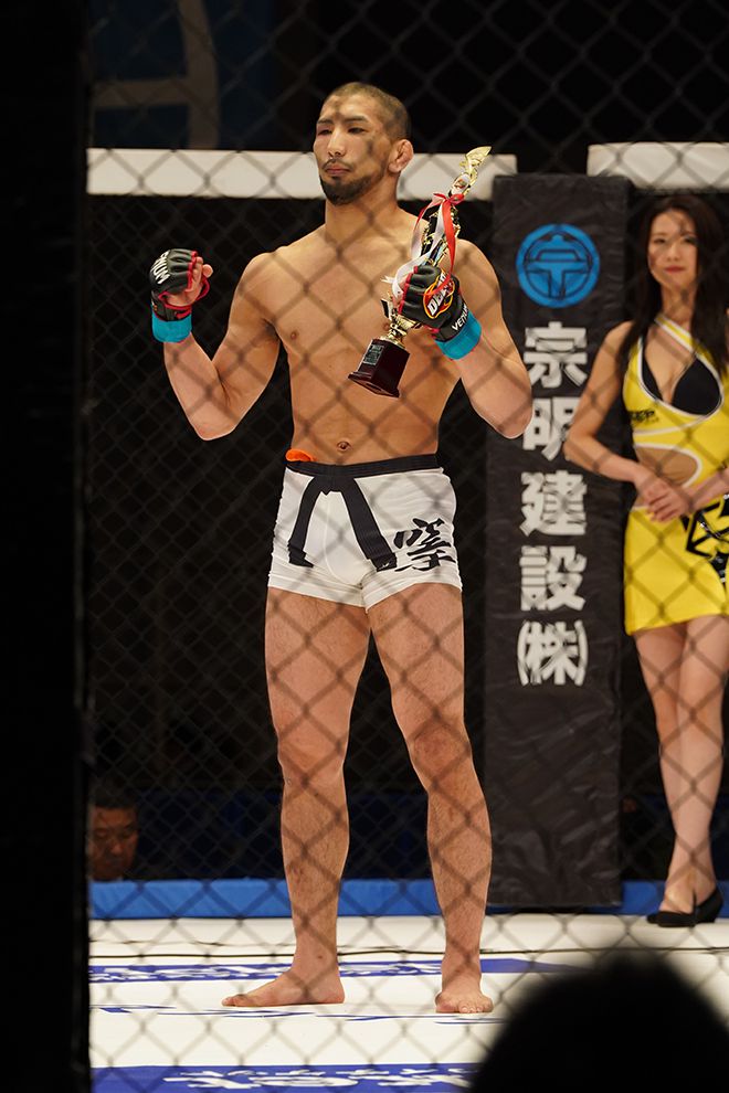 기노시타 다케아키가 2023년 5월 종합격투기 승리 기념 촬영을 하고 있다. 사진=DEEP事務局