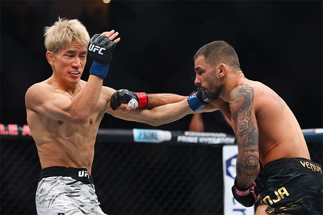 도전자 아사쿠라 가이(왼쪽)가 제7대 UFC 플라이급 챔피언 알레샨드리 판토자를 상대하고 있다. 사진=AP=연합뉴스 제공