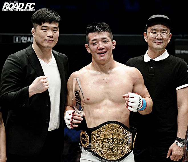 라인재(가운데)가 제6대 로드FC 미들급 챔피언 기념 촬영을 하고 있다. 왼쪽은 KMMA 김대환 대표, 오른쪽은 코미디언 윤형빈. 사진=세계격투스포츠협회