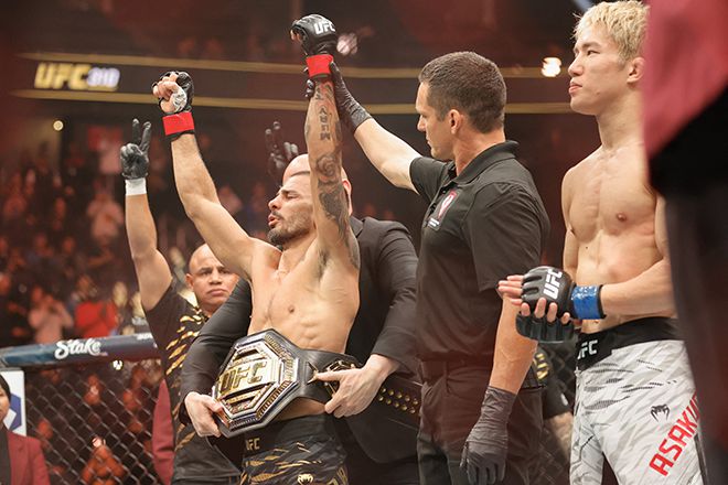 아사쿠라 가이(오른쪽)가 타이틀 도전 실패 후 제7대 UFC 플라이급 챔피언 알레샨드리 판토자 3차 방어 성공을 축하해주고 있다. 사진=Getty Images=연합뉴스 제공