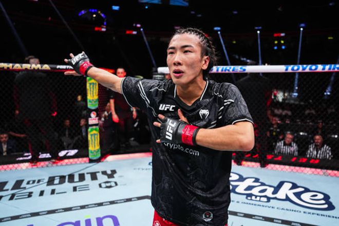 RTU 시즌2 플라이급 토너먼트 우승자 쓰루야 레이가 2024년 6월 UFC 데뷔전 승리 후 기뻐하고 있다. 사진=TKO