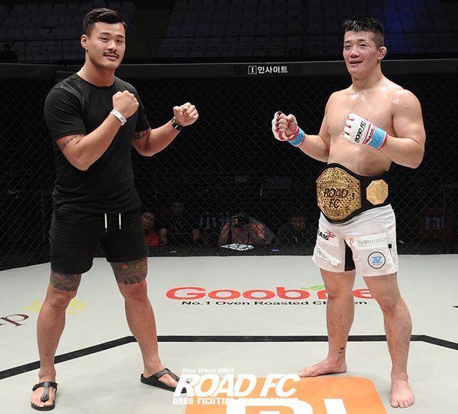 라인재가 2018년 7월 제6대 로드FC 미들급 챔피언 등극 후 차기 도전자 중 하나로 꼽힌 황인수와 마주 보고 있다. 사진=세계격투스포츠협회