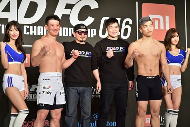 라인재(왼쪽에서 2번째)와 임동환(오른쪽에서 2번째)이 로드FC 46 계체 통과 후 기념 촬영을 하고 있다. 가운데는 가수 박상민, KMMA 김대환 대표. 사진=세계격투스포츠협회