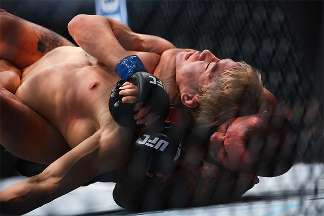 아사쿠라 가이가 제7대 UFC 플라이급 챔피언 알레샨드리 판토자의 맨손조르기에 당하고 있다. 사진=AP=연합뉴스 제공