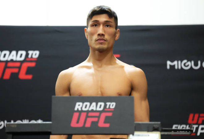 김민우가 2022년 10월 Road to UFC 시즌1 밴텀급 토너먼트 준결승 계체를 하고 있다. 몸무게 기준 통과 실패로 결승 진출이 무산됐다. 사진=TKO