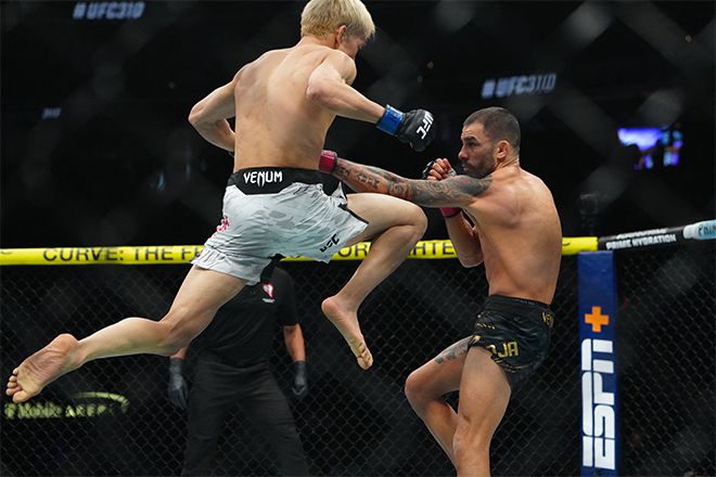 아사쿠라 가이가 특유의 공중 무릎 차기로 제7대 UFC 플라이급 챔피언 알레샨드리 판토자를 공격하고 있다. 사진=Imagn Images=연합뉴스 제공